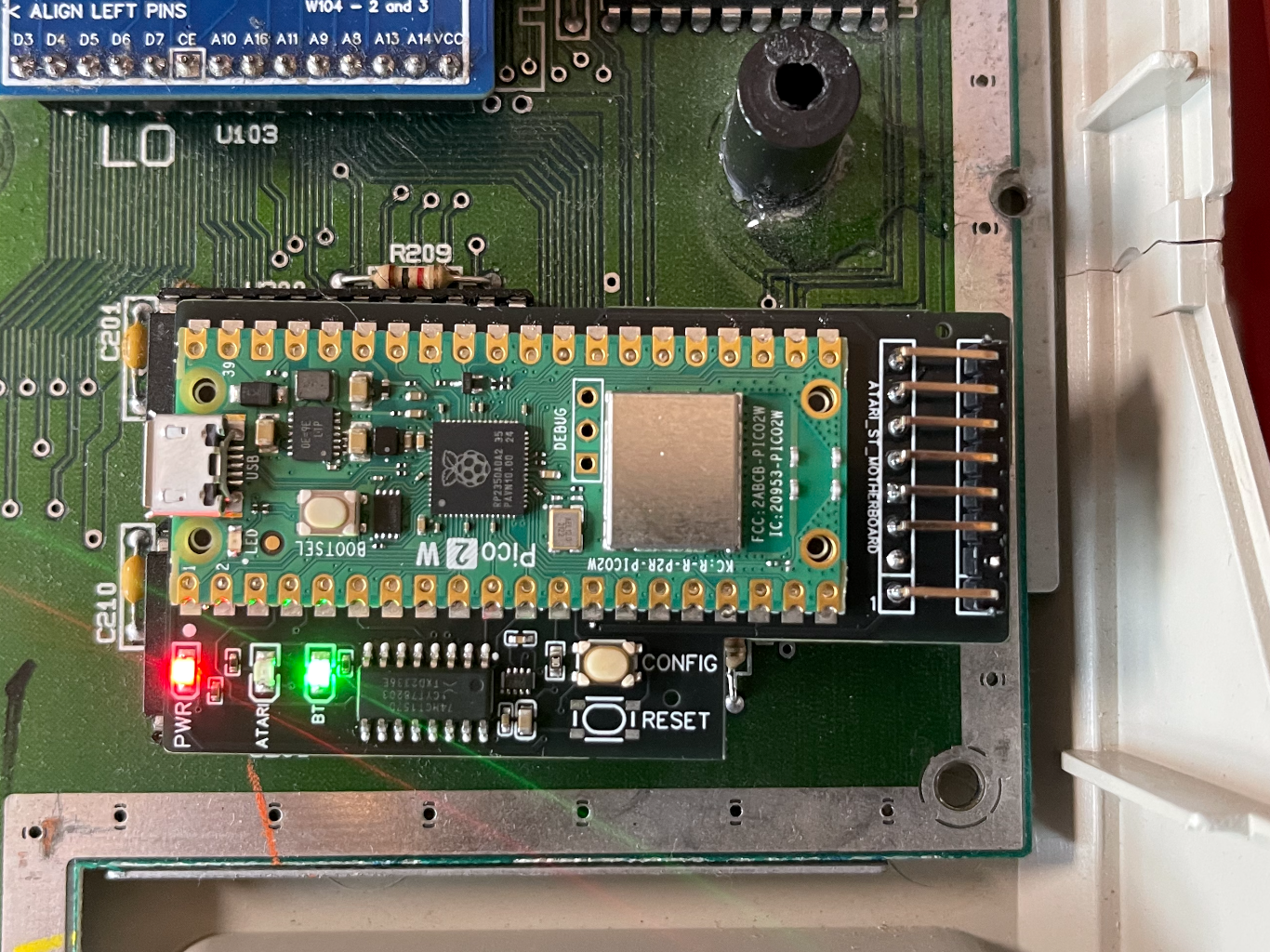 Croissant installed on the Atari ST keyboard header